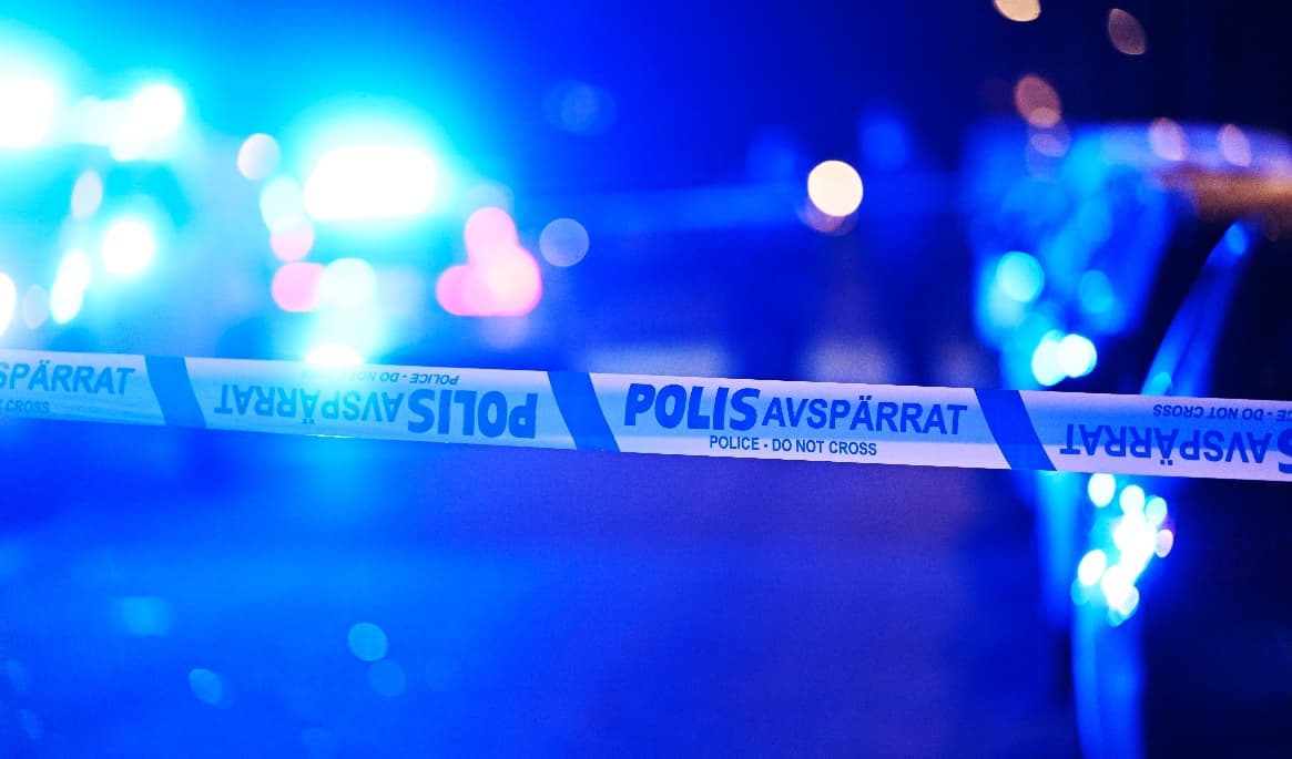 Polisen har spärrat av bilhallen i Kuröd i Uddevalla för en teknisk undersökning efter onsdagens brand. Foto: Fredrik Sandberg/TT