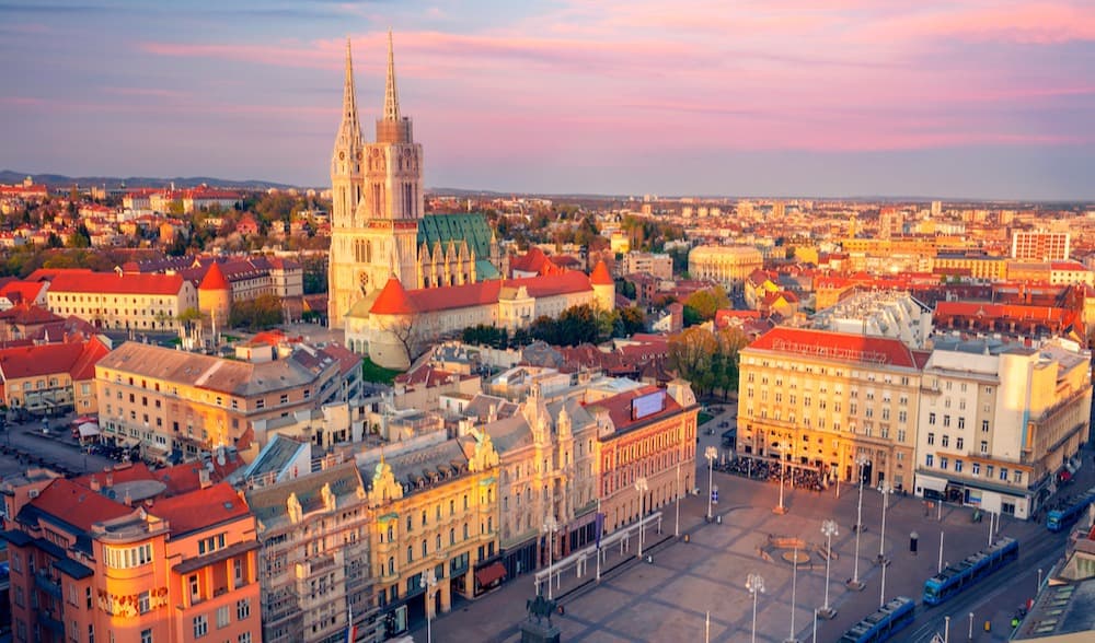 Solnedgången sänker sig över staden som tidigare kallades Agram. Numera huvudstaden Zagreb i Kroatien.
Foto: Rudy Balasko/Shutterstock