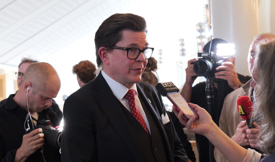 Talman Andreas Norlén lämnar tillbaka sonderingsuppdraget till Magdalena Andersson (S). Foto: Adam Strand