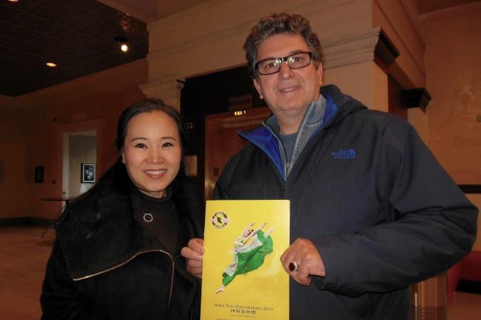 Yunee och Tony Boujida såg Shen Yun Performing Arts i delstaten North Carolinas huvudstad Raleigh den 24 januari. (Foto: Sherry Dong/Epoch Times)