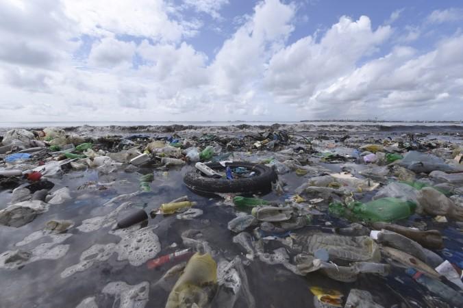 Plastskräp på en strand nära Dakar i Senegal den 2 september 2015. (Foto: Seyllou /AFP/Getty Images)