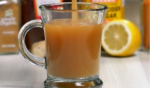 Äppelcidervinäger och kanel är ett par av ingredienserna i den här renande och stärkande drycken. Foto: Josh Axe