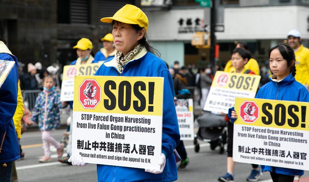 
Falun Gong-utövare håller en parad i New York den 23 april i år för att uppmärksamma årsdagen för den 25 april 1999, då 10 000 utövare samlades i Peking för att vädja till myndigheterna om att få fortsätta utöva metoden. Foto: Chun I Ho                                            
