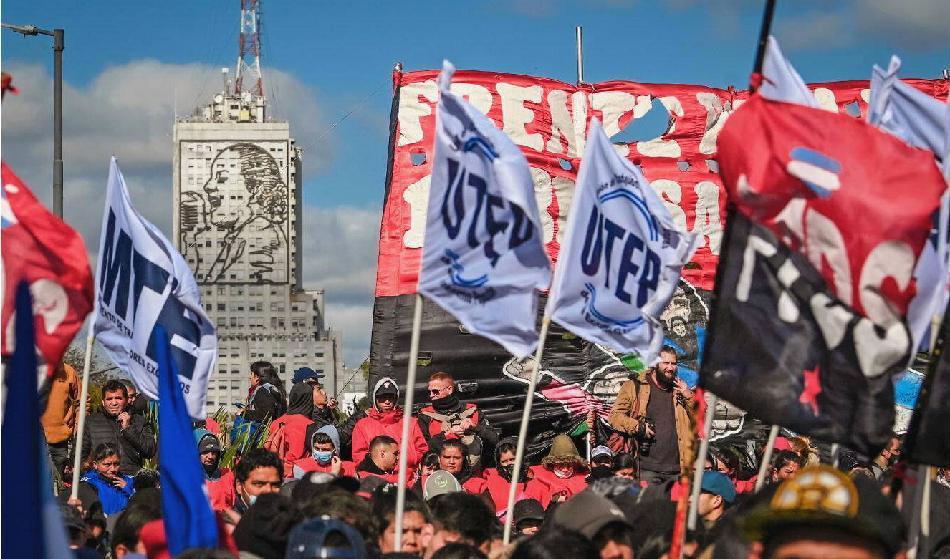 
Den 28 juli marscherade demonstranterna till torget Plaza de Mayo i huvudstaden Buenos Aires för att kräva statlig statlig hjälp under krisen. Foto: Luis RobayoAFP via Getty Images                                            