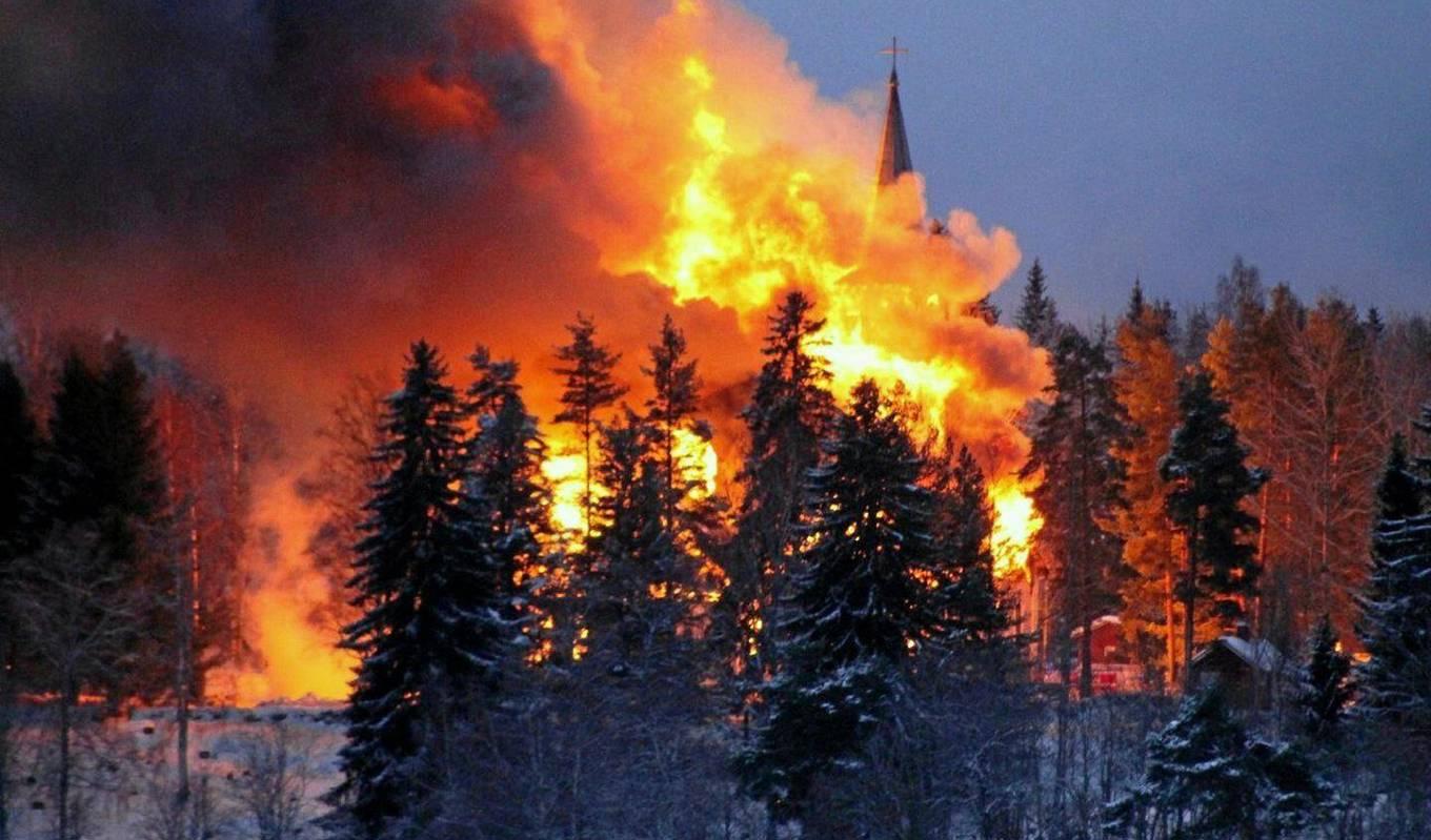 
En träkyrka från 1800-talet totalförstördes i en brand i Rautjärvi i Södra Karelen i Finland på juldagsmorgonen under en gudstjänst. Foto: Skärmdump/Twitter                                            