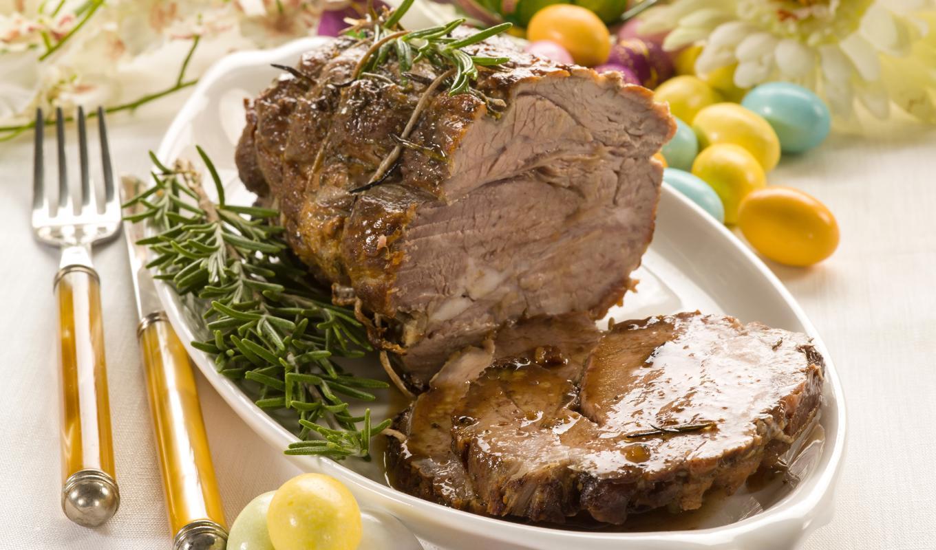 Det örtkryddade lammet är en given klassiker på påskbordet, såväl som det godisfyllda påskägget. Här får du tips på drycker till båda.Foto: Shutterstock