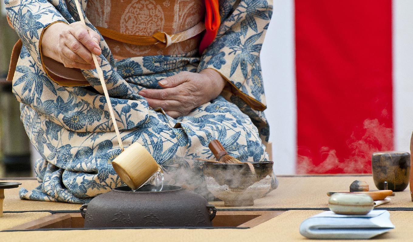 Genom ritualer, som att göra te på japanskt vis, blir du närvarande i det du gör och övar upp koncentrationsförmågan. Foto: Shuttersstock
