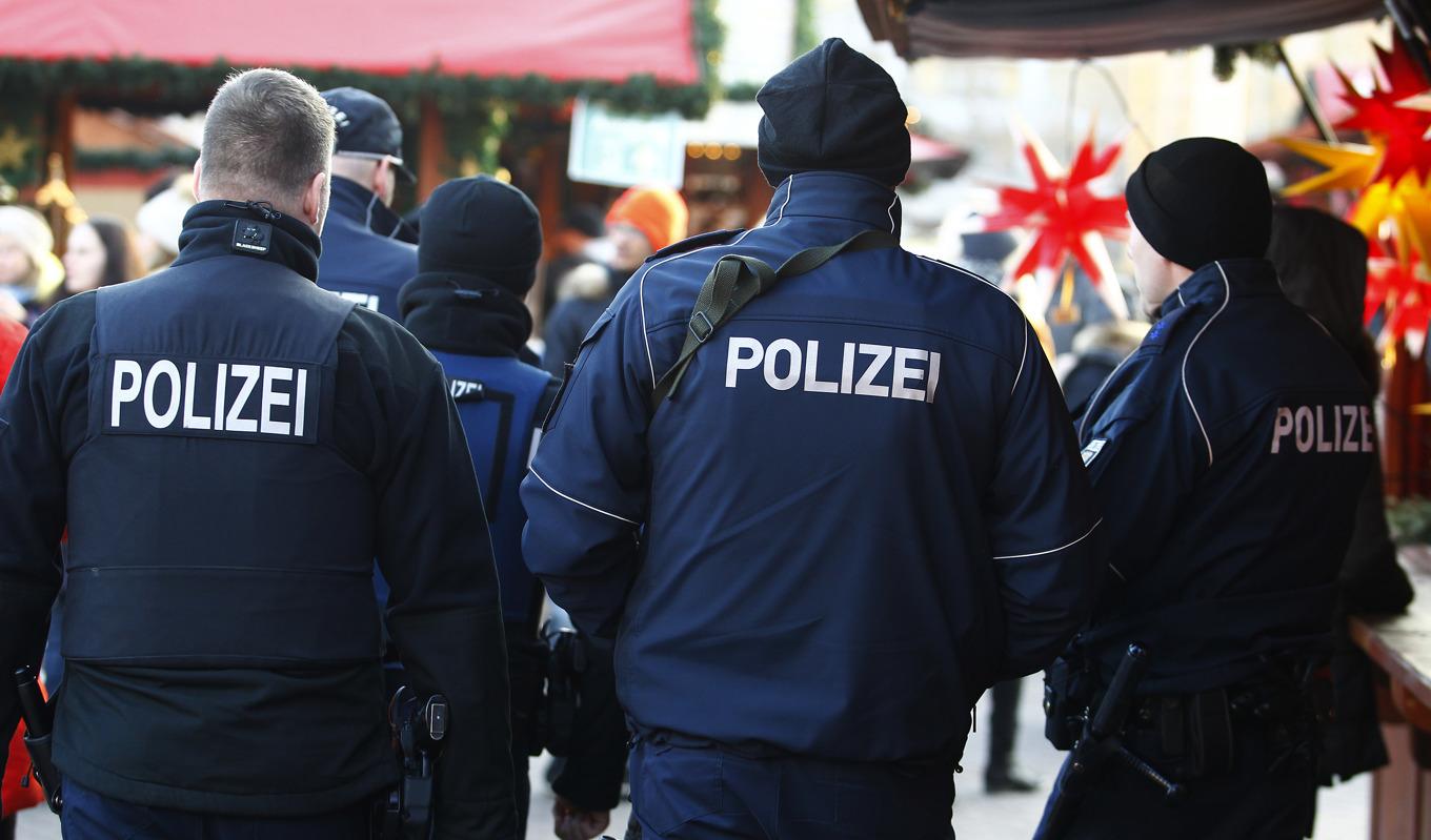 Polis patrullerar en julmarknad i Berlin den 21 december 2016 efter att en terrorist körde en lastbil på Breitscheidplatz-torget i samma stad och dödade 12 personer och skadade 48. Foto: Michele Tantussi/Getty Images