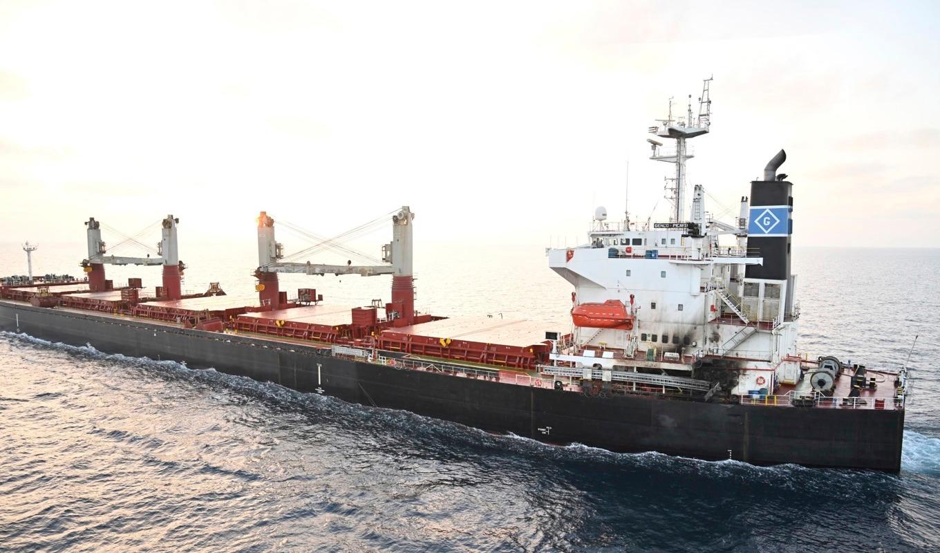 USA-ägda fartyget Genco Picardy är ett av de fartyg som attackerats på Röda havet av den jemenitiska Huthirörelsen. Arkivbild. Foto: Indiska flottan/AP/TT