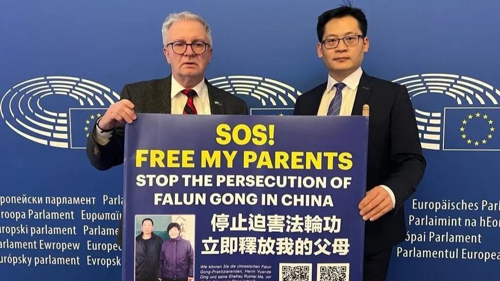 Michael Gahler, ledamot av EU-parlamentet och Ding Lebin, son till en Falun Gong-utövare som sitter i fängelse i Kina. EU har den 18 januari antagit en resolution som fördömer förföljelsen av Falun Gong i Kina. Foto: Med tillstånd av Ding Lebin