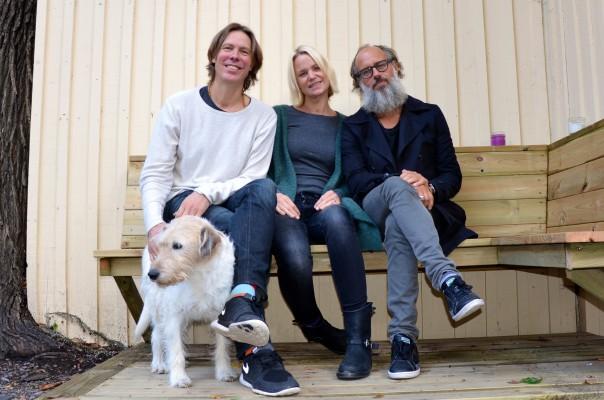 








Anders Klapp, Gabriella Klapp och Lasse Lychnell tillsammans med hunden Sigge på Klapp.co:s uteplats. Foto: Susanne W Lamm /Epoch Times                                                                                                                                                                                                                                                                                                                                                                                                            