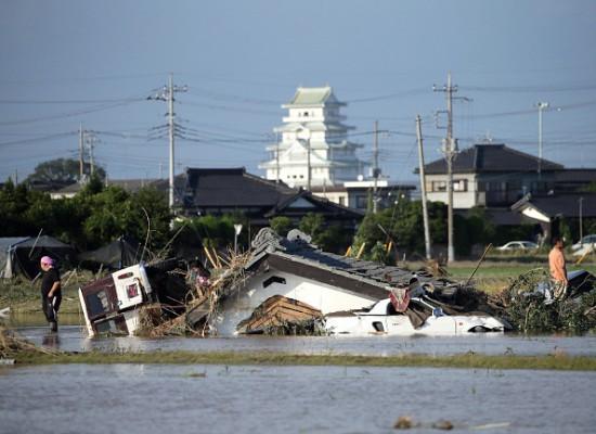 Hus och bilar har spolats bort vid översvämningarna i den japanska staden Josi. Bilden tagen den 11 september när vattnet börjat dra sig tillbaka. Foto: Jiji Press/Getty Image