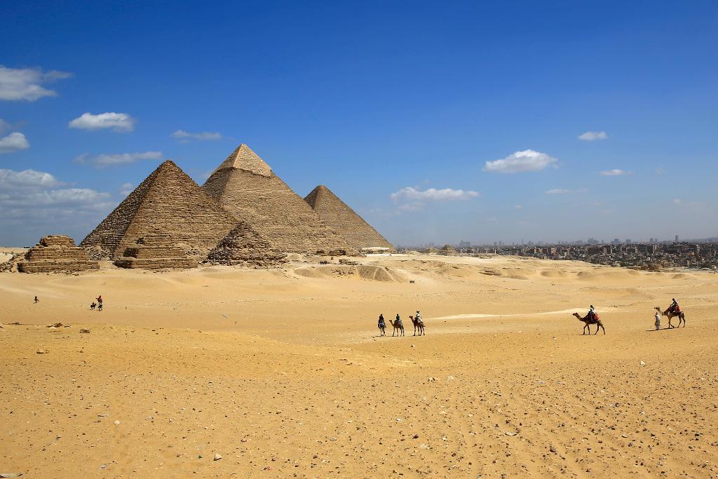 När TT besökte pyramiderna i Giza för ett par år sedan beskrev desperata guider och försäljare hur färre och färre resenärer besöker Cheopspyramiden,en av de kvarvarande sju underverken. "Det är ett stort problem" sade pyramidguiden Yousri då. (Foto: Lefteris Pitarakis_arkivbild)
