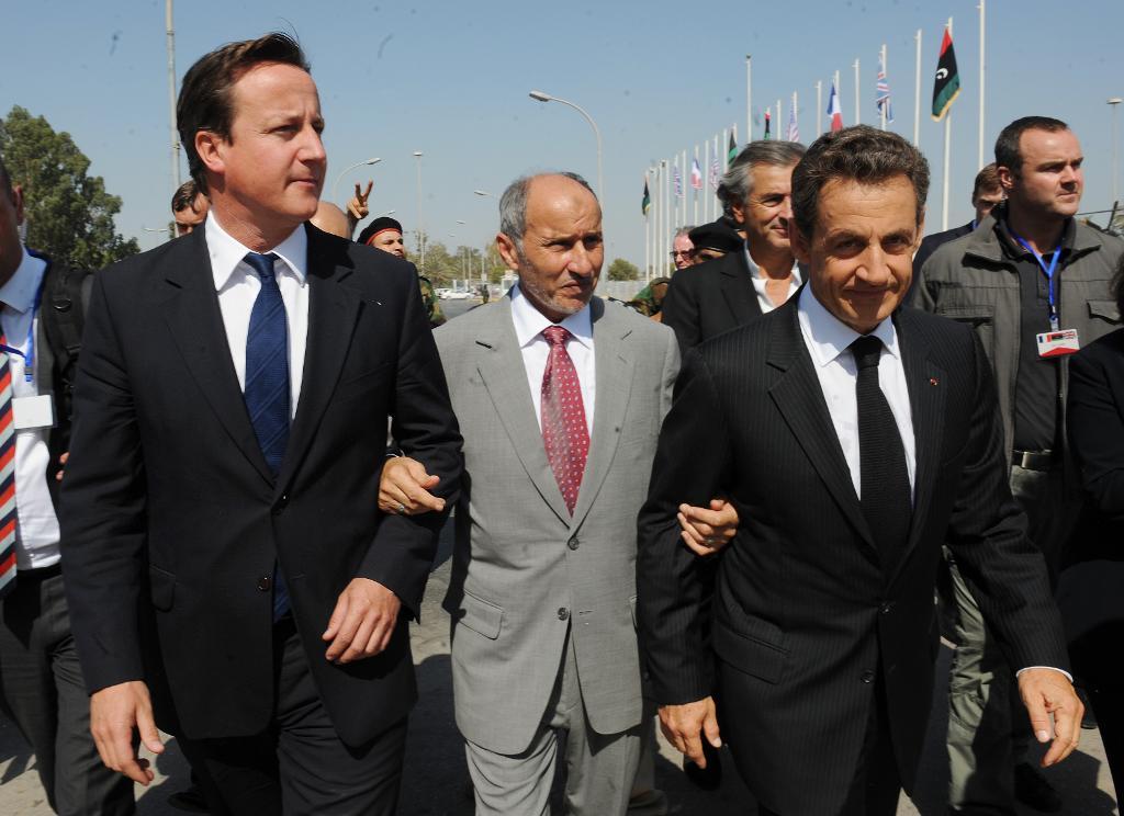 Den brittiske premiärministern David Cameron, till vänster, och den förre franske presidenten Nicolas Sarkozy, till höger, under ett besök i Tripoli i Libyen i september 2011. (Foto: Stefan Rousseau /AP/TT)