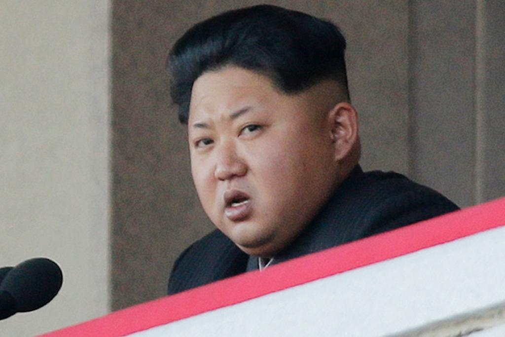 Nordkorea - med ledaren Kim Jong-Un - har avfyrat en medeldistansrobot i riktning mot Japan, som landade i havet. (Foto: Wong Maye-E/AP/TT-arkivbild)