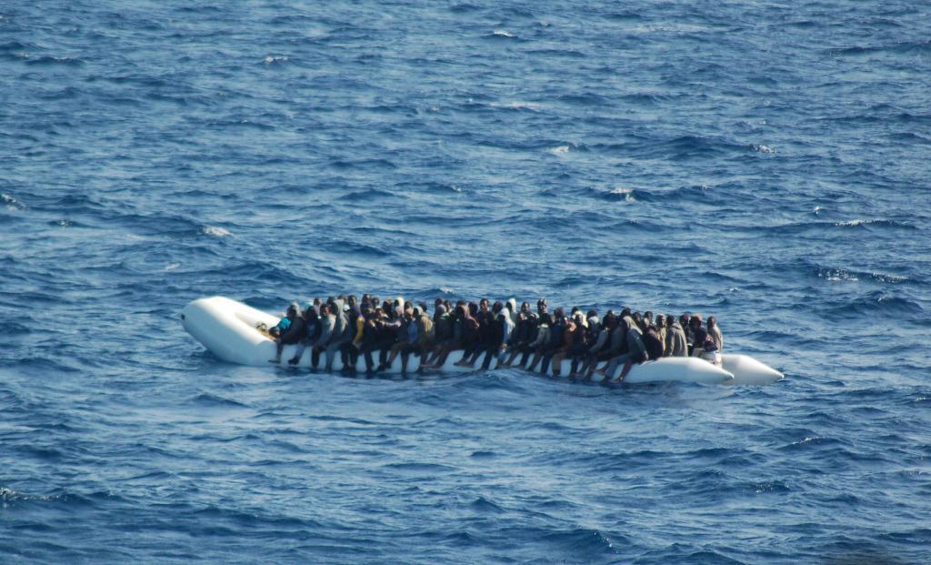 Tre båtar med flera hundra flyktingar stoppades utanför Libyens kust. (Foto: Marina Militare /AP/TT-arkivbild)