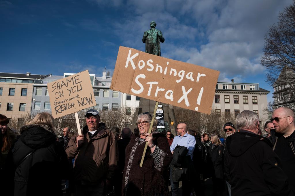 Demonstranter utanför det isländska alltinget kräver att statsministern avgår och att det blir nyval. Reaktionerna kommer efter avslöjanden där det visats att statsministern och flera ministrar haft stora summor pengar placerade i utländska skatteparadis. (Foto: Vilhelm Stokstad/TT)