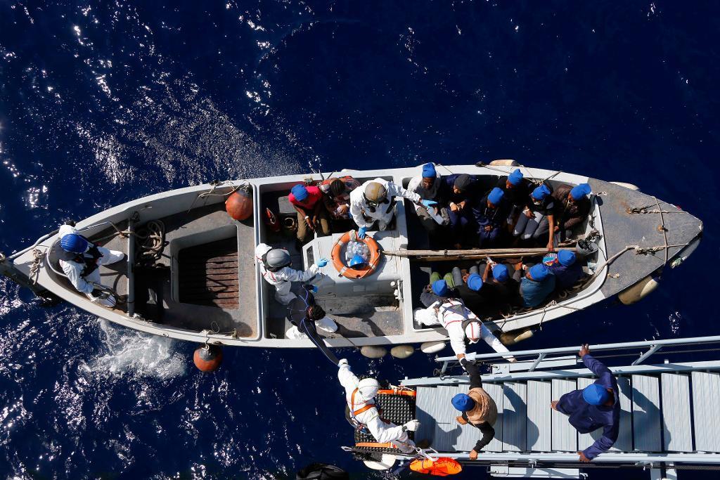 Libyens kustbevakning räddade nyligen mer än 100 flyktingar i nöd i en båt på Medelhavet.  (Foto: Matthias Schrader /AP/TT-arkivbild)
