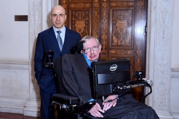 Miljardären Yuri Milner och fysikern Stephen Hawking inför en presskonferens i London den 20 juli 2015. (Foto: Stuart C. Wilson /Getty Images för Breakthrough Initiatives)