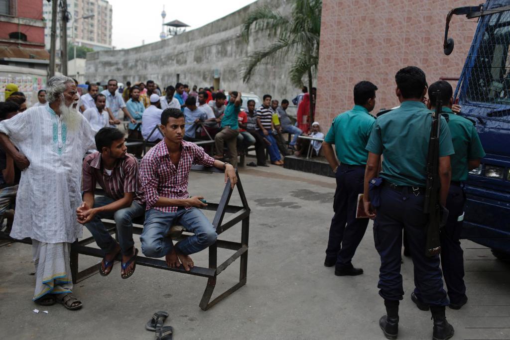 
Anhöriga väntar utanför ett fängelse i Bangladesh huvudstad Dhaka efter att tusentals människor gripits under den gångna helgen. (Foto: AP/TT)