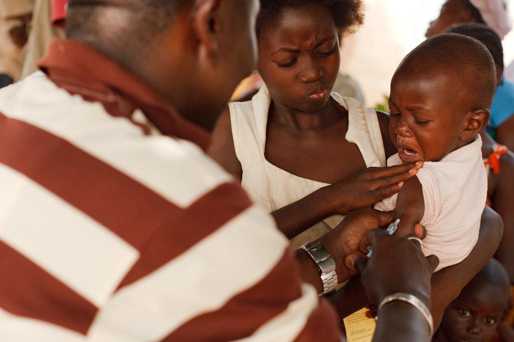 En pojke vaccineras mot gula febern i Elfenbenskusten. (Foto: Olivier Asselin /TT/AP-arkivbild)