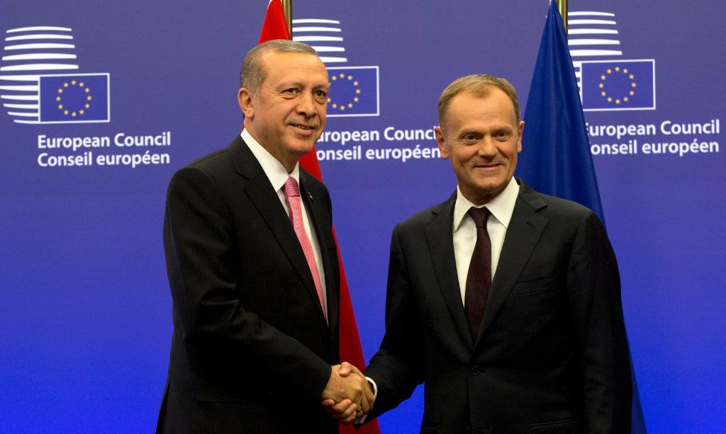 Turkiets president Recep Tayyip Erdogan och Europeiska rådets ordförande Donald Tusk. Nu är det förändrade förhållande. (Foto: Virginia Mayo /TT/AP-arkivbild)