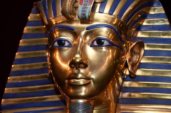 Den egyptiske faraon Tutankhamons mask visas under en utställning i München i Tyskland 2015. (Foto: Hannes Magerstaedt/Getty Images)