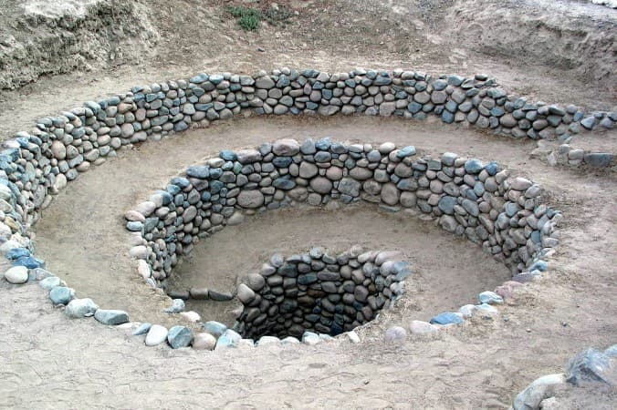 Den här spiralformade brunnen byggdes av det forntida Nazcafolket som bodde i dagens Peru. Spiralbrunnarna byggdes för att ge tillgång till vatten som letts om från källor i bergen till torra dalgångar. (Foto: Public Domain)