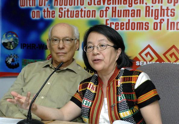 FN:s specialrapportör kring urfolksrättigheter Victoria Tauli-Corpuz (till höger) på visit i Manilla, Filippinerna 2007. (Foto: Jay Directo/AFP/Getty Images)