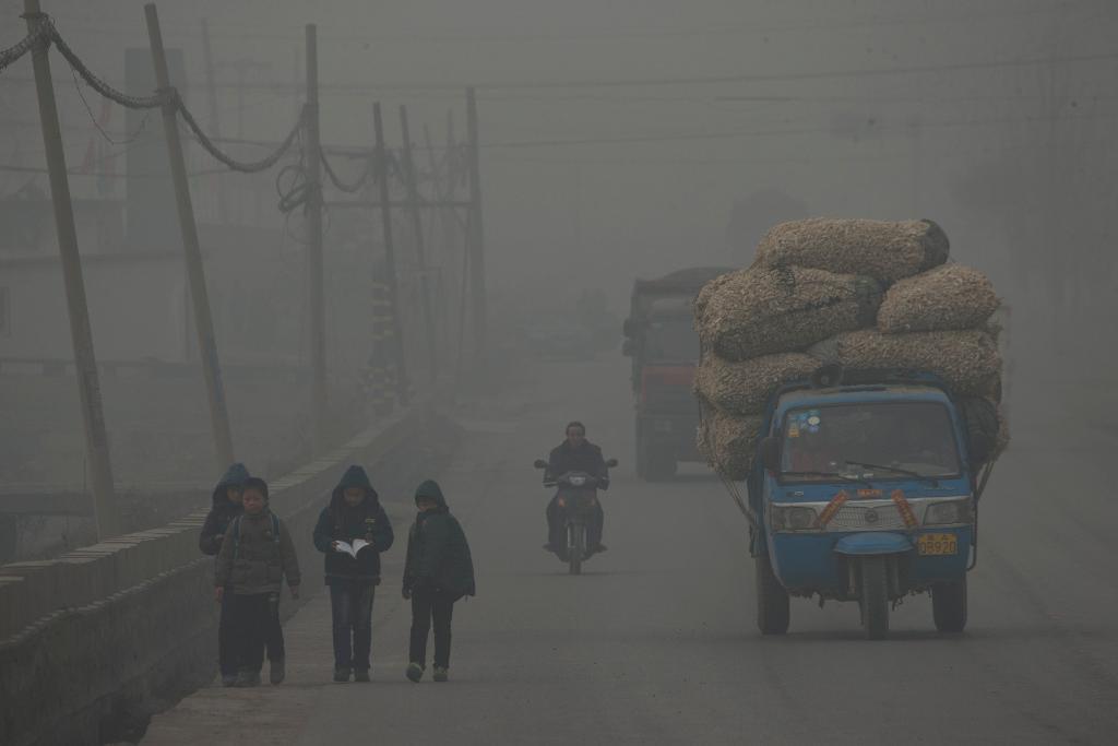 
Miljontals barn i världen lever i starkt förorenade området, enligt Unicef. (Foto: Alexander F. Yuan/AP/TT-arkivbild)