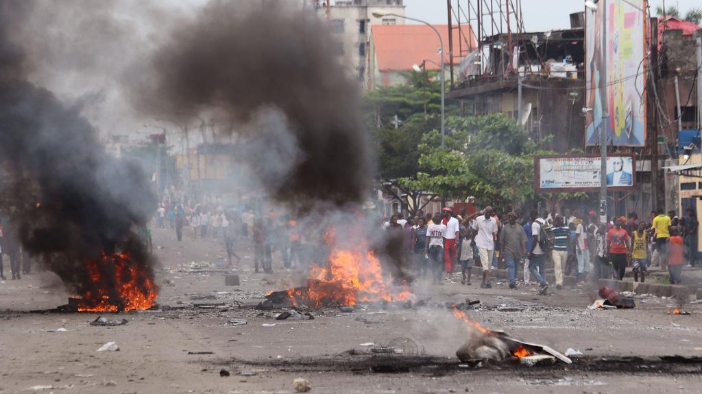 Eldar brinner under oroligheter den 19 september i Kongo-Kinshasas huvudstad Kinshasa. (Foto: John Bompengo/AP/TT)