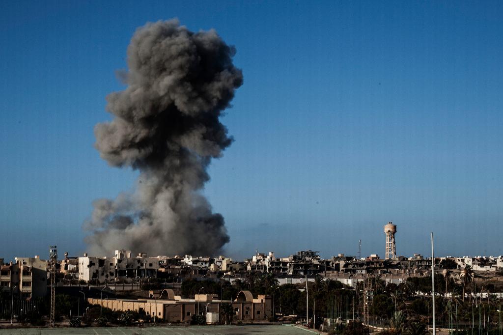 Rök stiger mot himlen efter en flygräd mot en byggnad som IS kontrollerade i Sirte. Bilden är från slutet av september. (Foto: Manu Brabo/AP/TT-arkivbild)