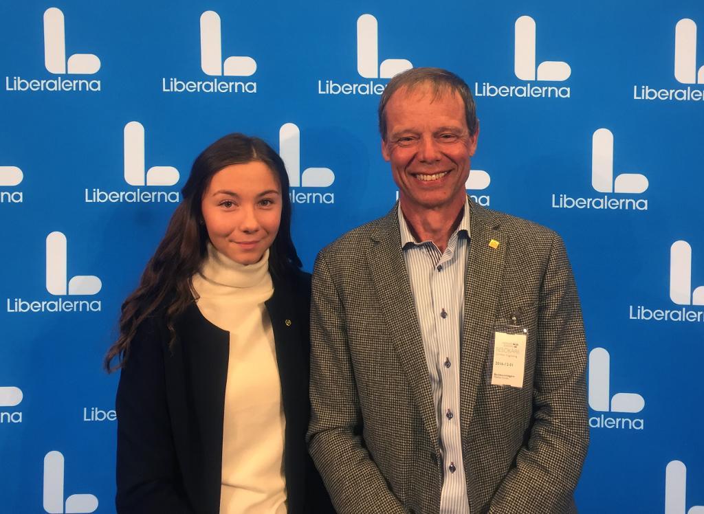 Eleonora Svanberg, gymnasieelev från Linköping, som vill bli första svensk på mars, och Christer Fuglesang. (Foto: Owe Nilsson/TT)