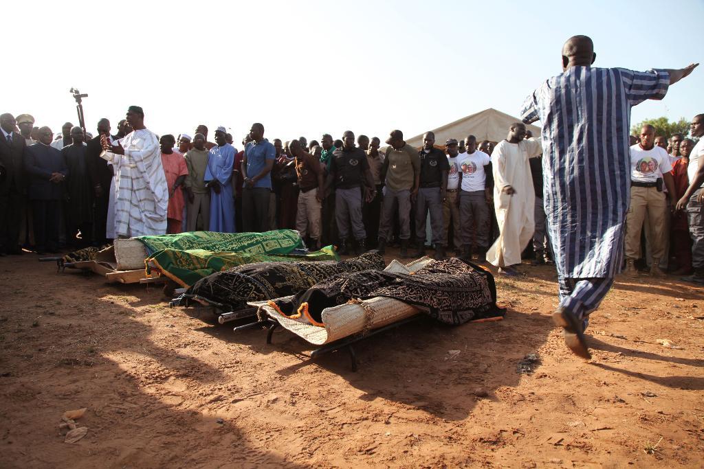 Döda kroppar efter terrorattacken mot ett hotell i Malis huvudstad Bamako i november 2015. (Foto: Baba Ahmed/AP/TT)