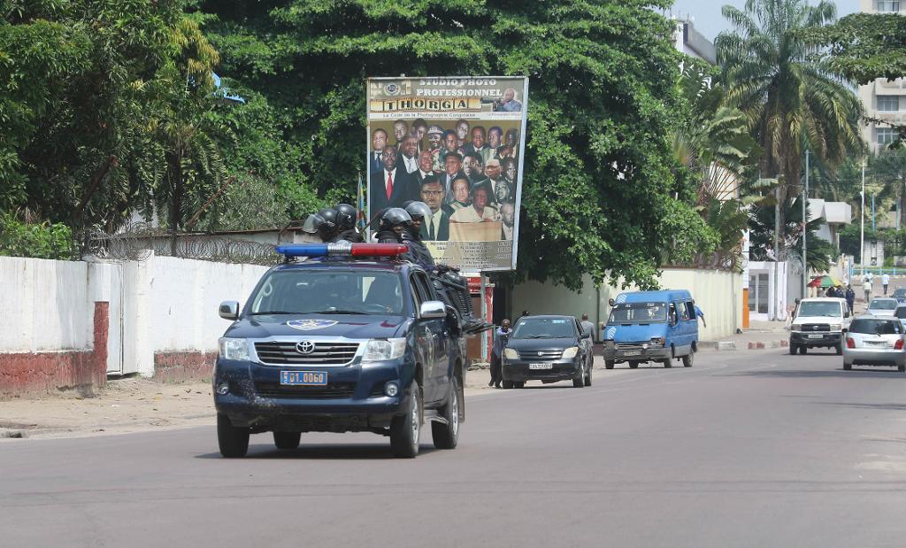 Kongolesiska polis på patrull i Kinshasa där läget är oroligt sedan demonstranter kräver president Kabilas avgång. (Foto: John Bompengo/AP/TT)