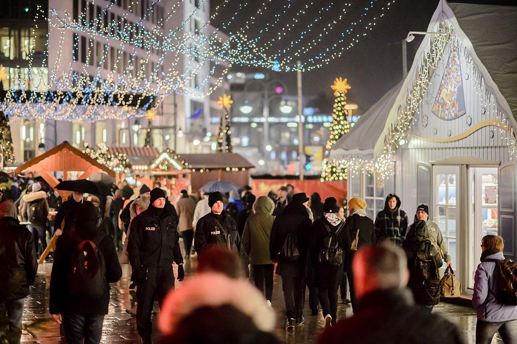 Tysk polis patrullerar en julmarknad i Berlin. (Foto: Clemens Bilan /AFP/Getty Images)