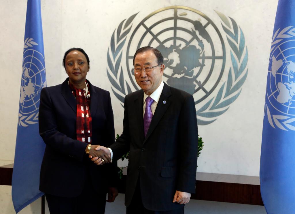 Nigerias miljöminister Amina Mohammed, här med avgående generalsekreterare Ban Ki-Moon. Arkivbild. (Foto: Richard Drew/AP/TT)