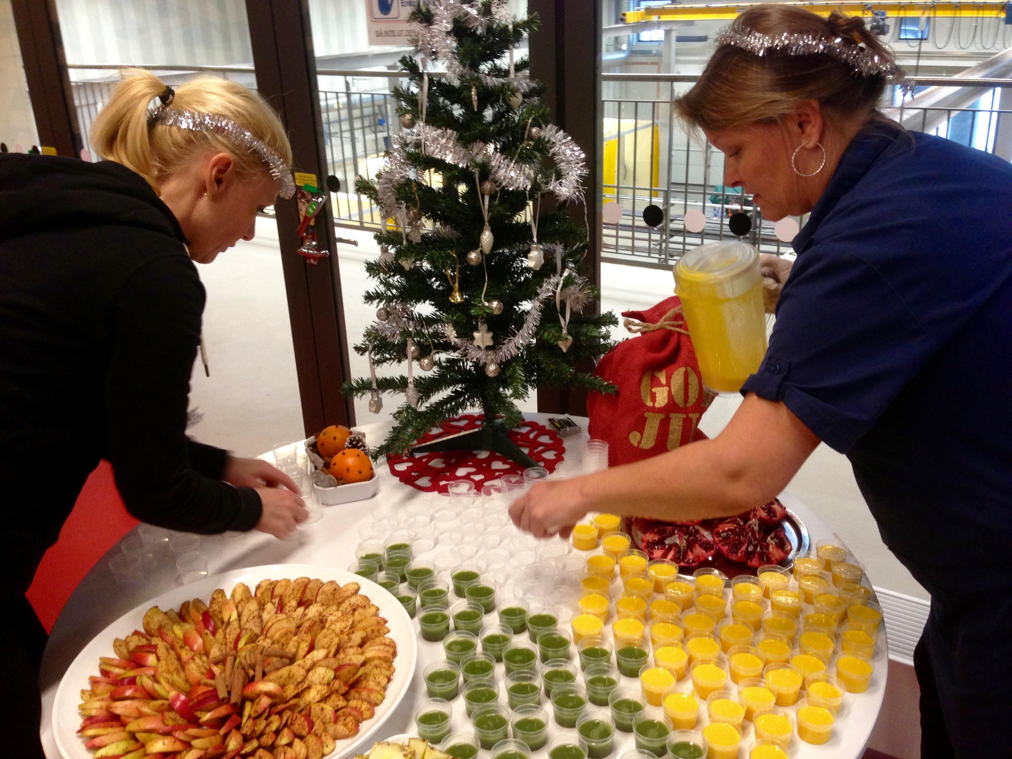 

Susanna Almström, hälsopedagog, och Riikka Piri, ansvarig för ett av kaféerna på Fredrika Bremergymnasiet, dukar upp med smoothies och kaneläpplen. (Foto: Pirjo Svensson/Epoch Times)                                                                                        