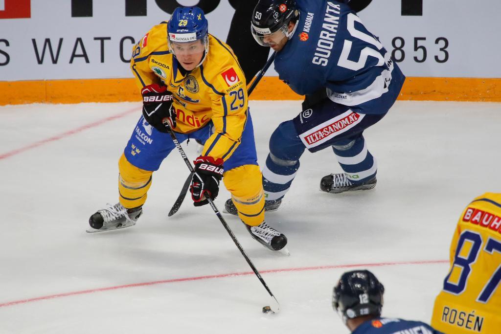 Erik Gustafsson gjorde det första målet när Tre Kronor besegrade Finland i Channel One Cup. (Foto: Pavel Golovkin/AP/TT)