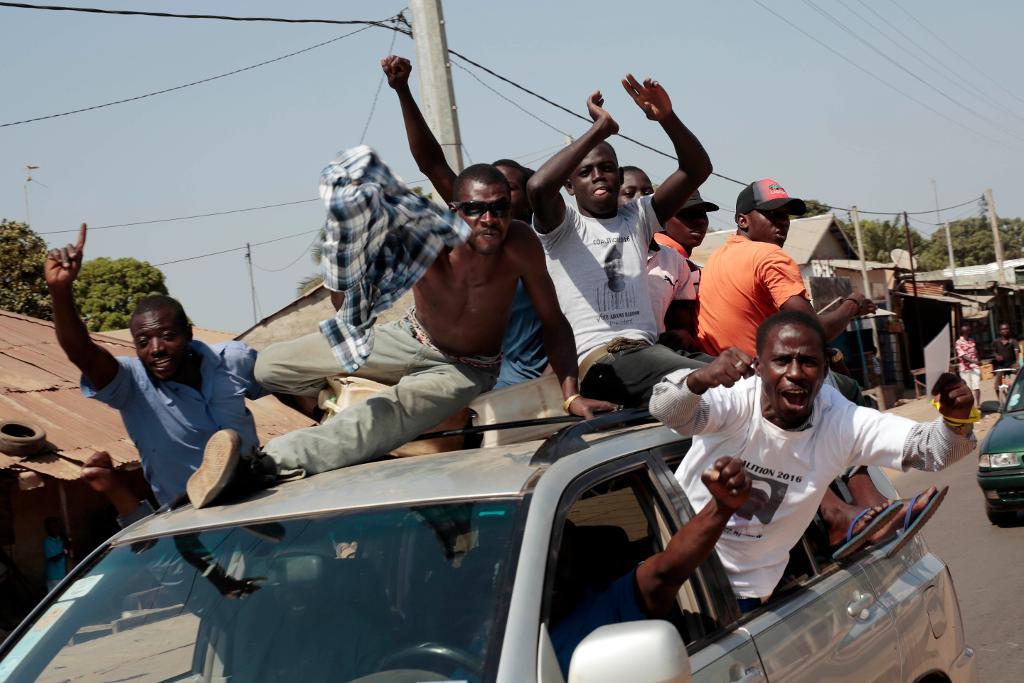 
Människor i Gambia firar oppositionskandidaten Adama Barrows seger i presidentvalet i början av december. Men den sittande presidenten Yahya Jammeh vägrar avgå och läget blir nu allt mer spänt i landet. (Foto: Jerome Delay/AP/TT-arkivbild)