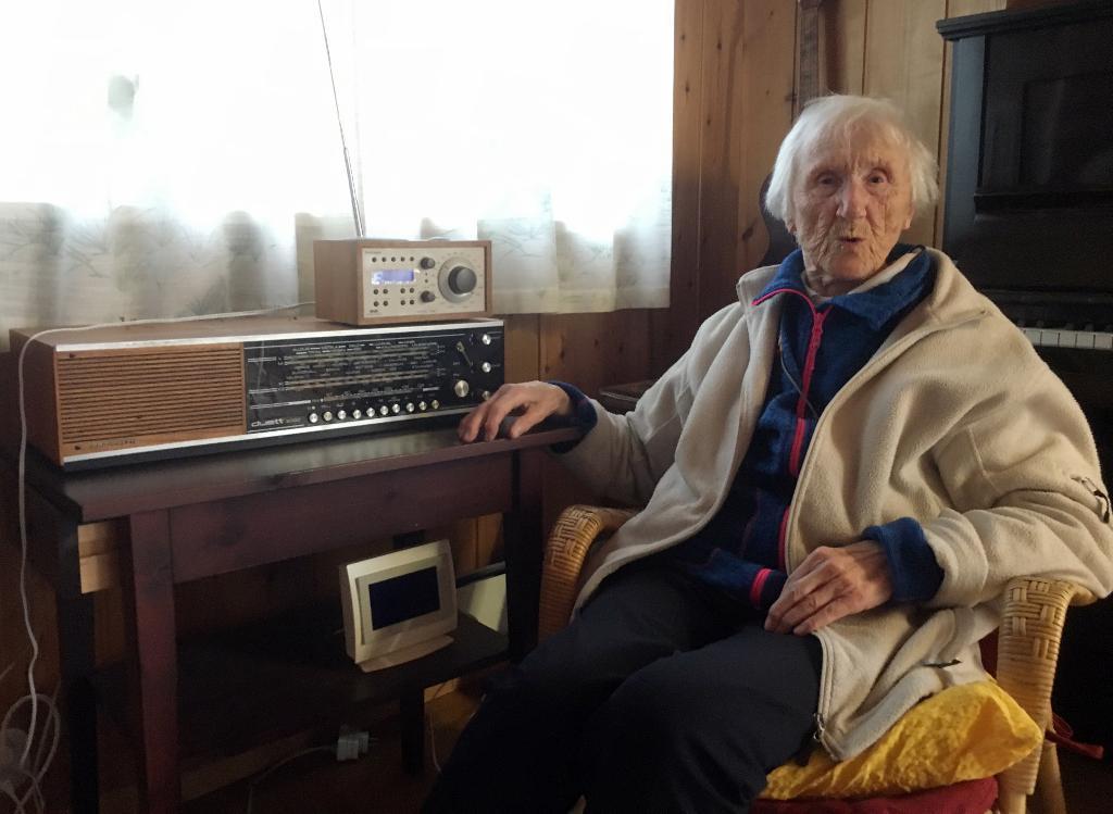 98-åriga Judith Håland i Stavanger kör med dubbla radioapparater när Norge nu börjar stänga ner fm-sändarna. (Foto: Mark Lewis)