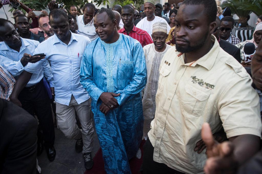 
Adama Barrow, i blått i mitten. Bilden är från december. (Foto: Sylvain Cherkaoui)