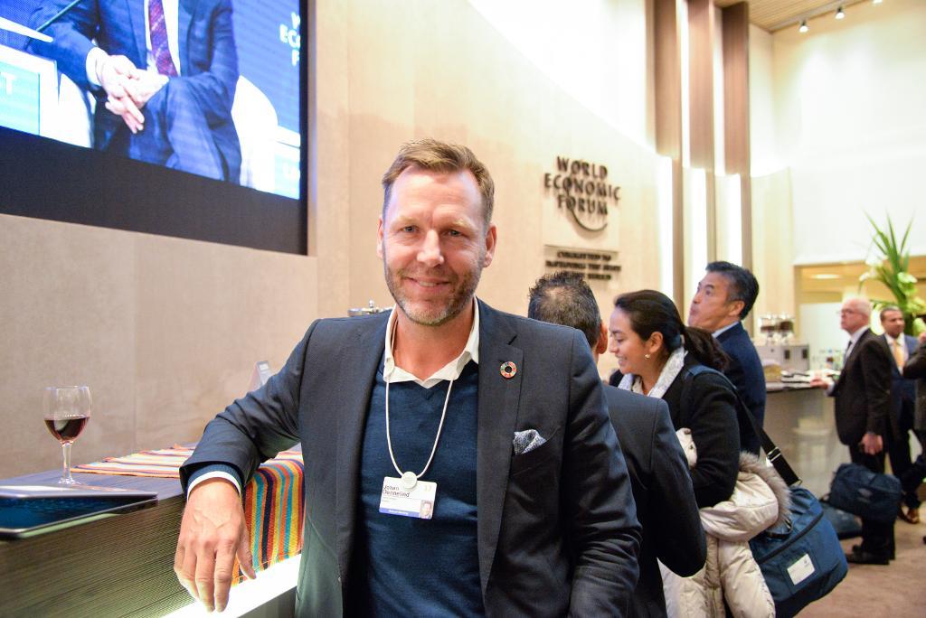 Davosmötet är ett utmärkt ställe för enskilda samtal med viktiga personer, säger Johan Dennelind när TT träffar honom inne i en bar på Världsekonomiskt forums konferenscenter i Davos. (Foto: Joakim Goksör/TT)