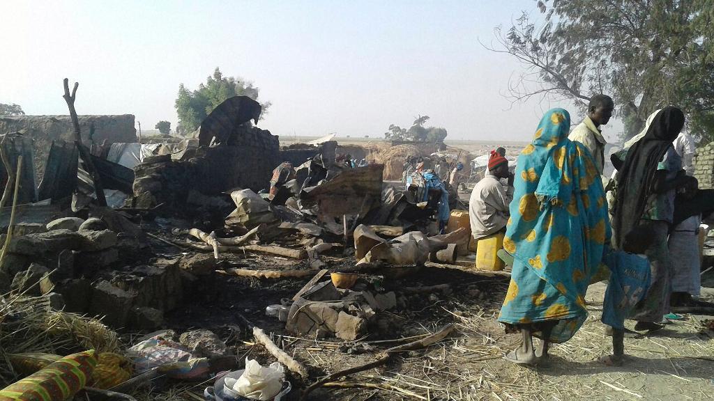 Minst 70 personer dödades i flygräden mot ett flyktingläger i Nigeria. (Foto: Läkare utan gränser/AFP/TT)