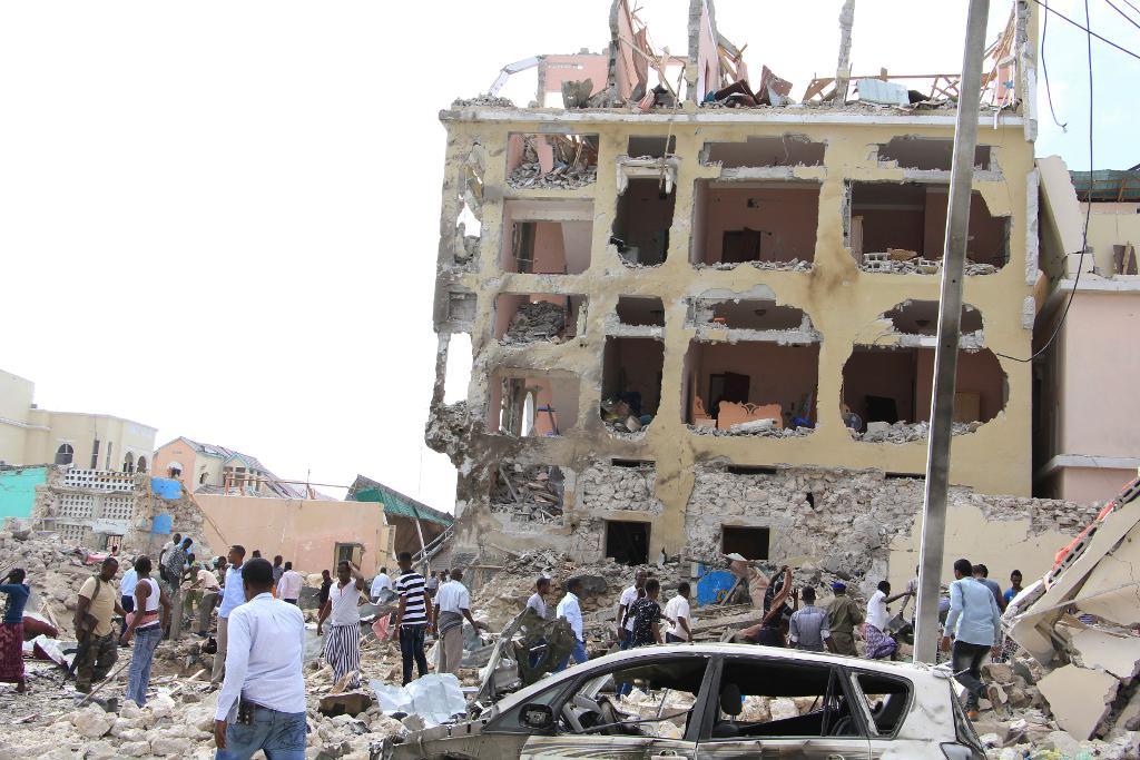 Stora delar av hotellet blev totalförstört vid attacken, som krävde minst 15 människoliv. (Foto: Farah Abdi Warsameh/AP/TT)