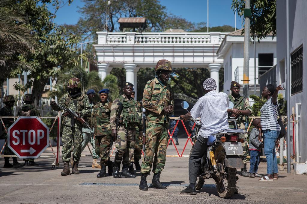 Runt 4 000 västafrikanska militärer befinner sig fortfarande i Gambia för att garantera säkerheten under Adama Barrows maktövertagande. (Foto: Sylvain Cherkaoui/AP/TT)