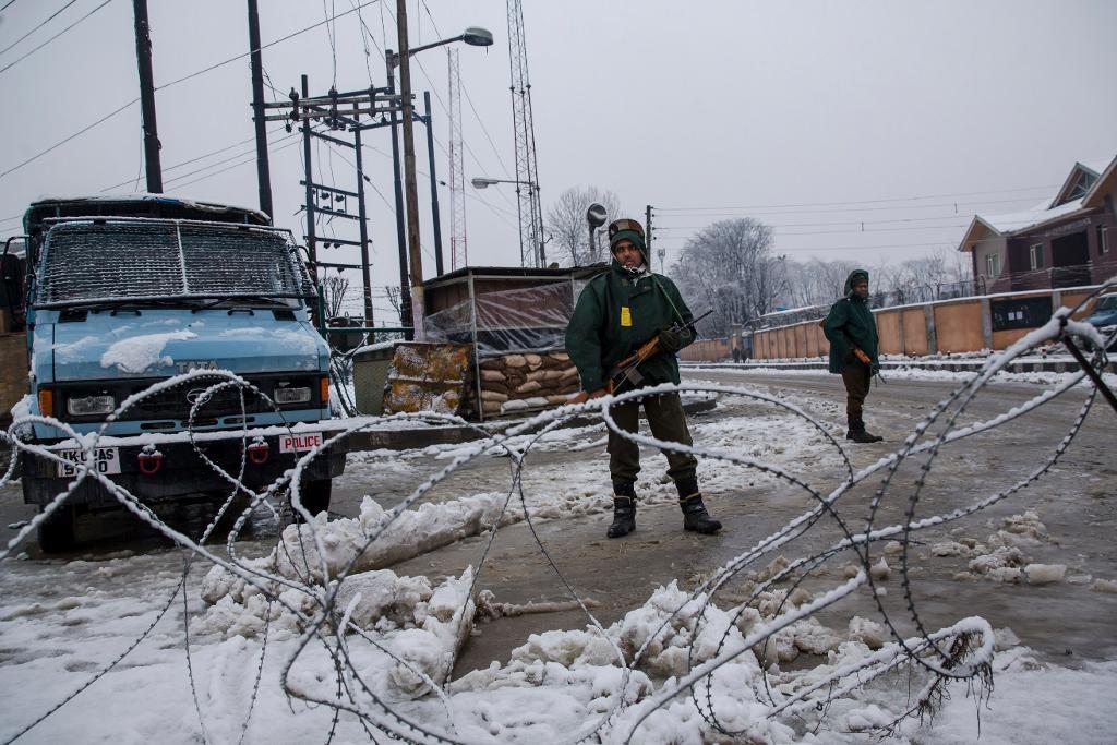 Myndigheterna varnar för fortsatt mycket stor lavinfara i den omstridda Kashmirregionen. På bilden poliser i den indiska delstatshuvudstaden Srinagar. (Foto: Dar Yasin/AP/TT)