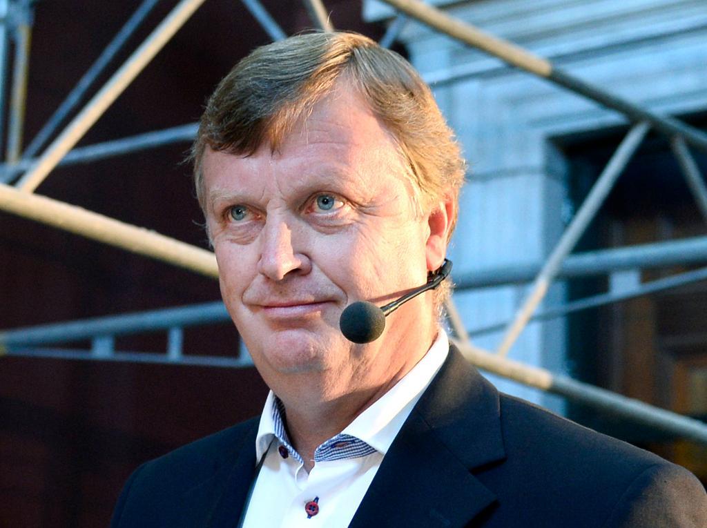 Björn Anderson lyfts bort från Statens fastighetsverk, efter att TV4:s Kalla fakta avslöjat en korruptionshärva inom verket. (Foto: Pontus Lundahl/TT)