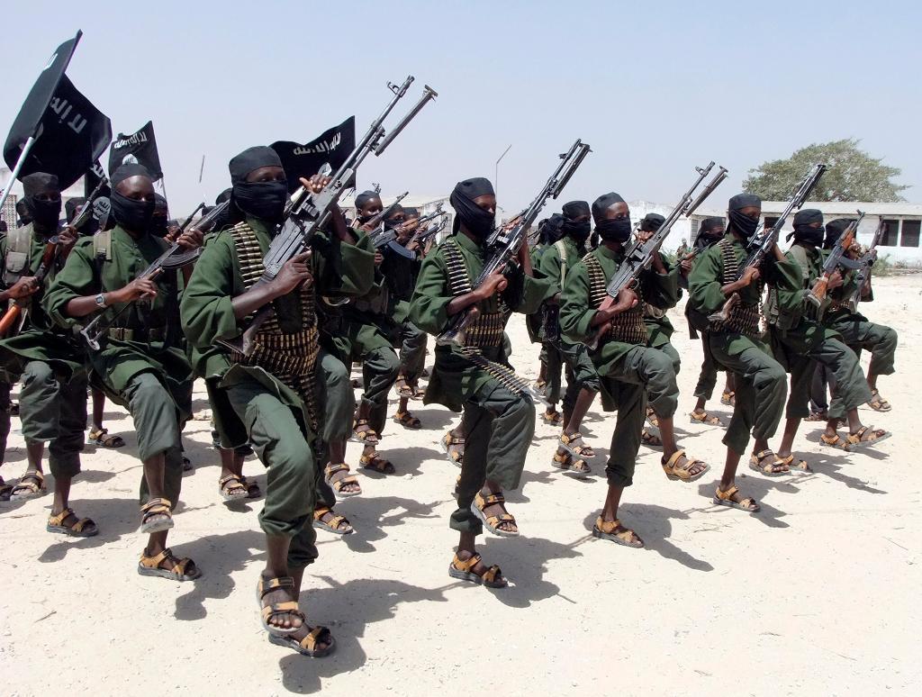 Medlemmar ur al-Shabaab under övning utanför Somalias huvudstad Mogadishu 2011. (Foto: Farah Abdi Warsameh/AP/TT-arkivbild)