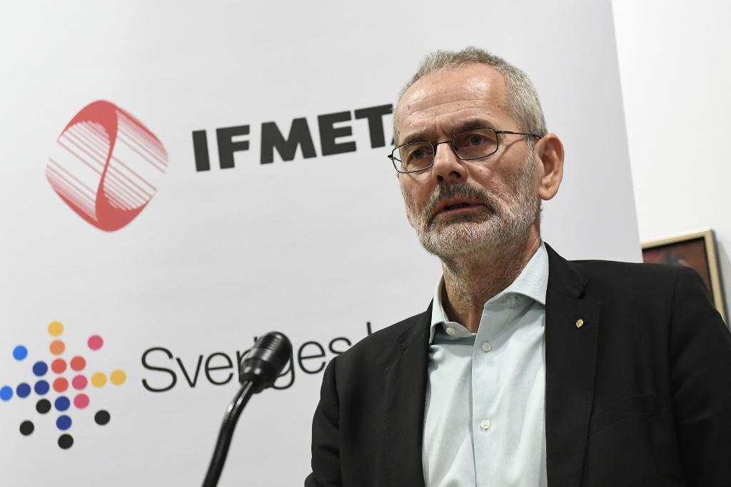 IF Metalls ordförande Anders Ferbe lämnar över klubban. (Foto: Jonas Ekströmer/TT-arkivbild)